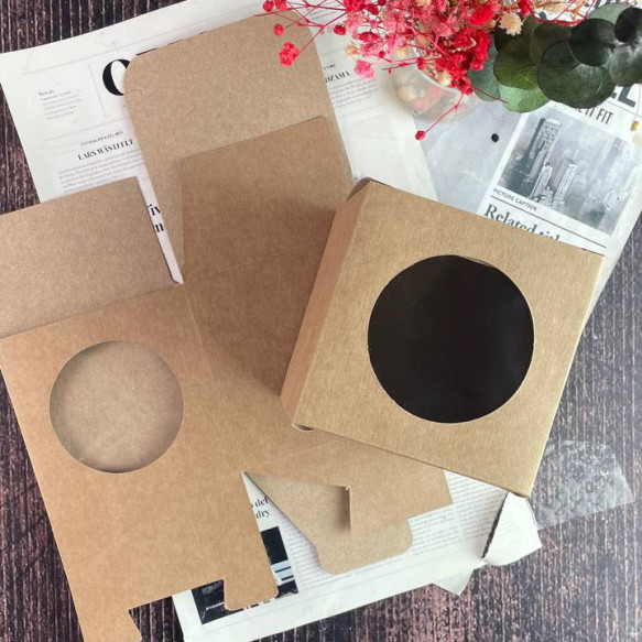 Коробка квадратна з віконцем 90х90х90 мм